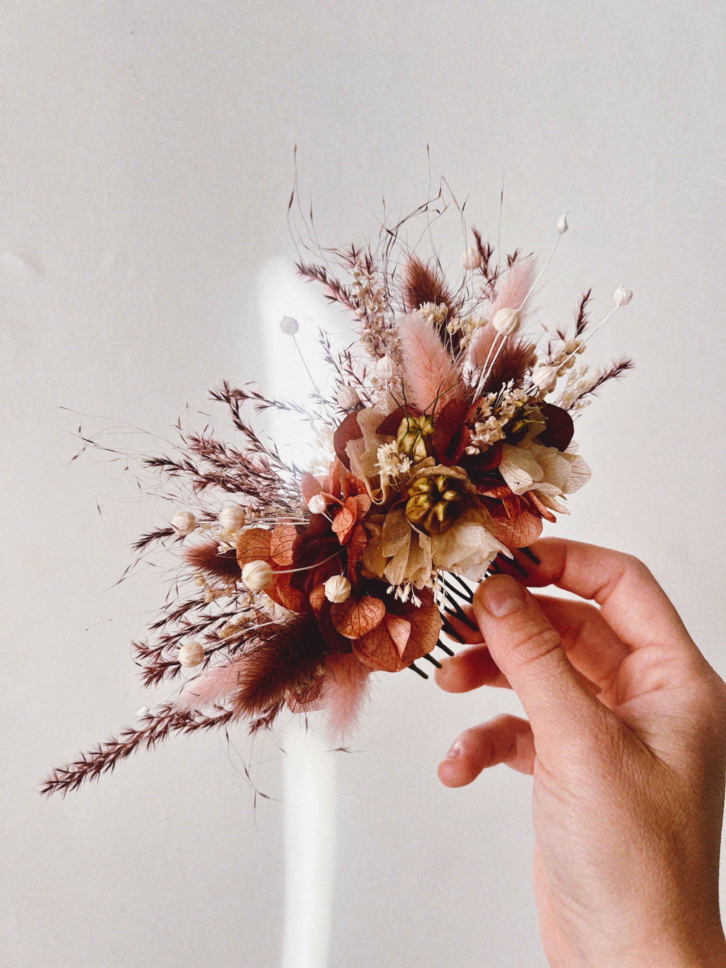 lherbefolle-fleuriste-nantes-fleurs-sechees-mariage-peigne-terracotta-accesoire.jpeg