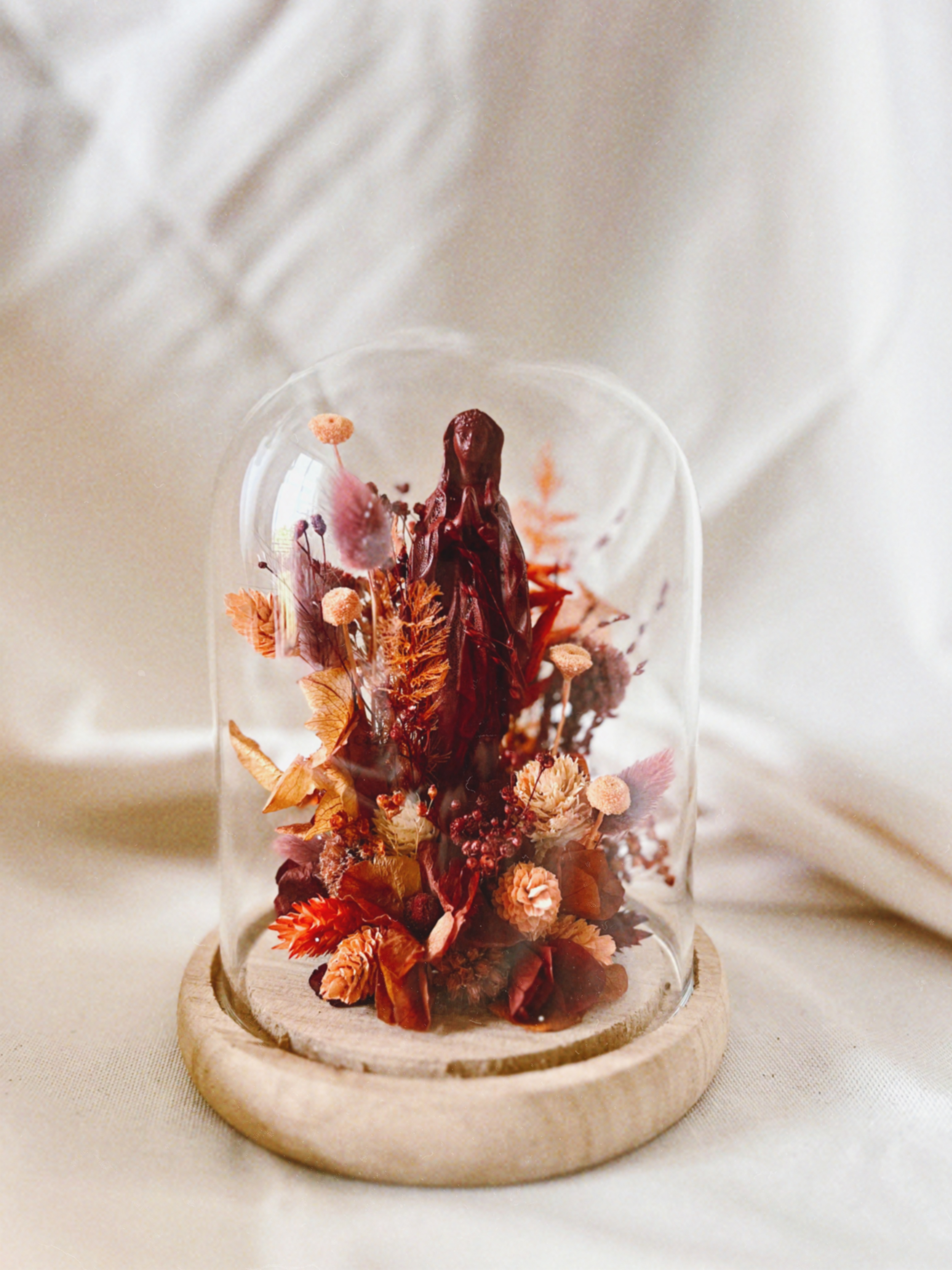 Globe en verre fleuri & Vierge