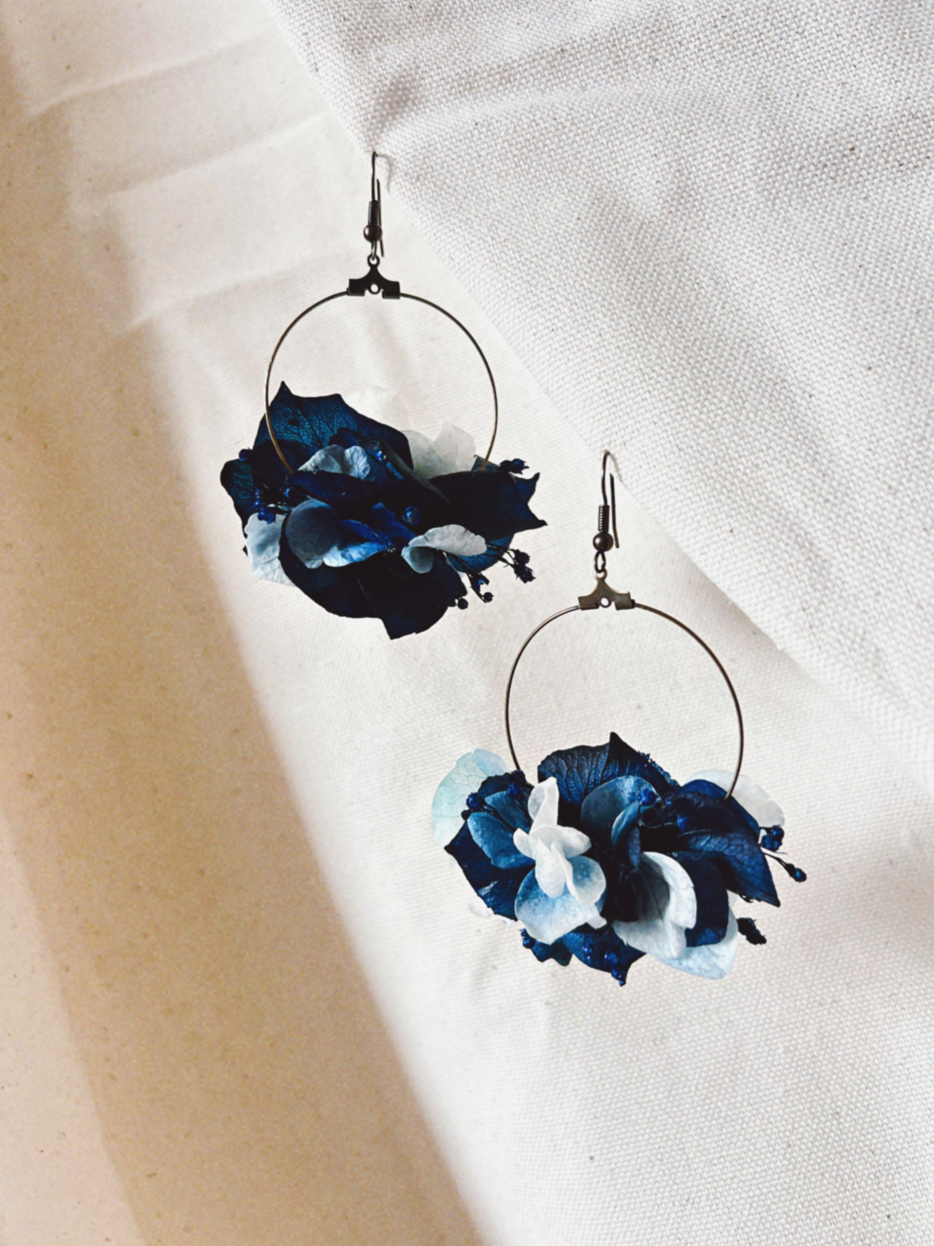lherbefolle-fleuriste-nantes-mariage-bouclesdoreilles-bleu-04.jpg
