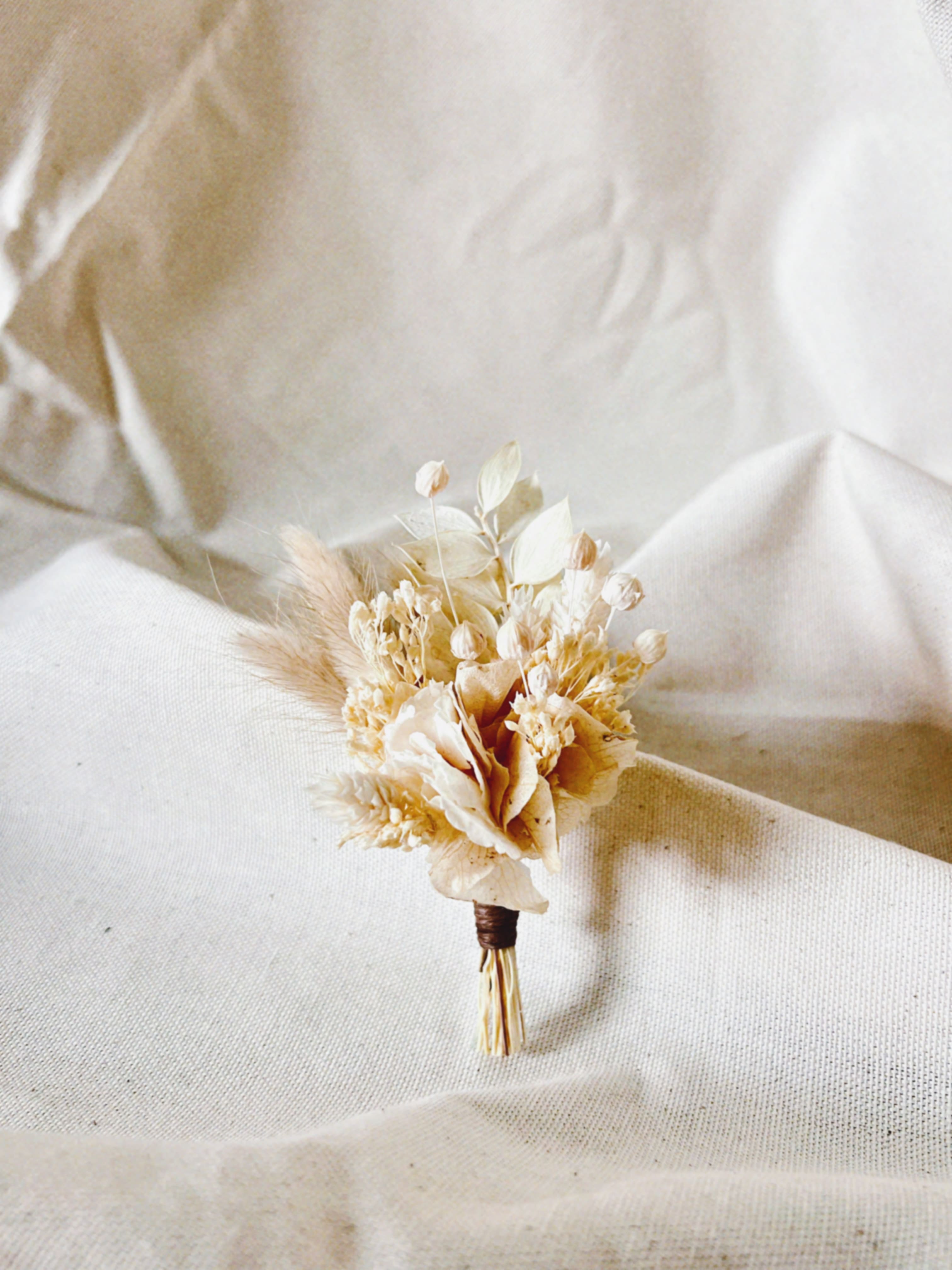 lherbefolle-fleuriste-nantes-mariage-boutonniere-blanc.jpg