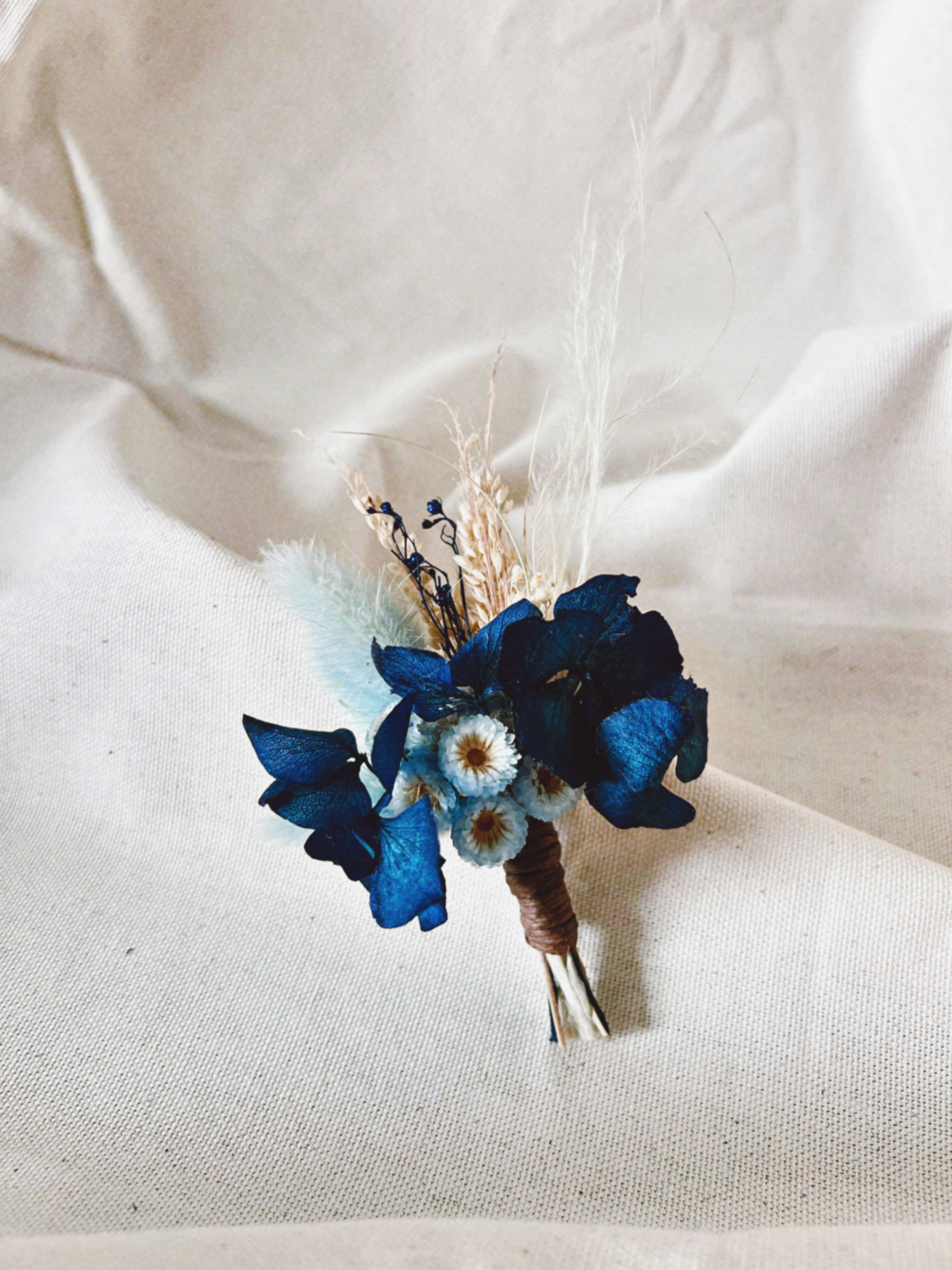 lherbefolle-fleuriste-nantes-mariage-boutonniere-bleu.jpg.jpg
