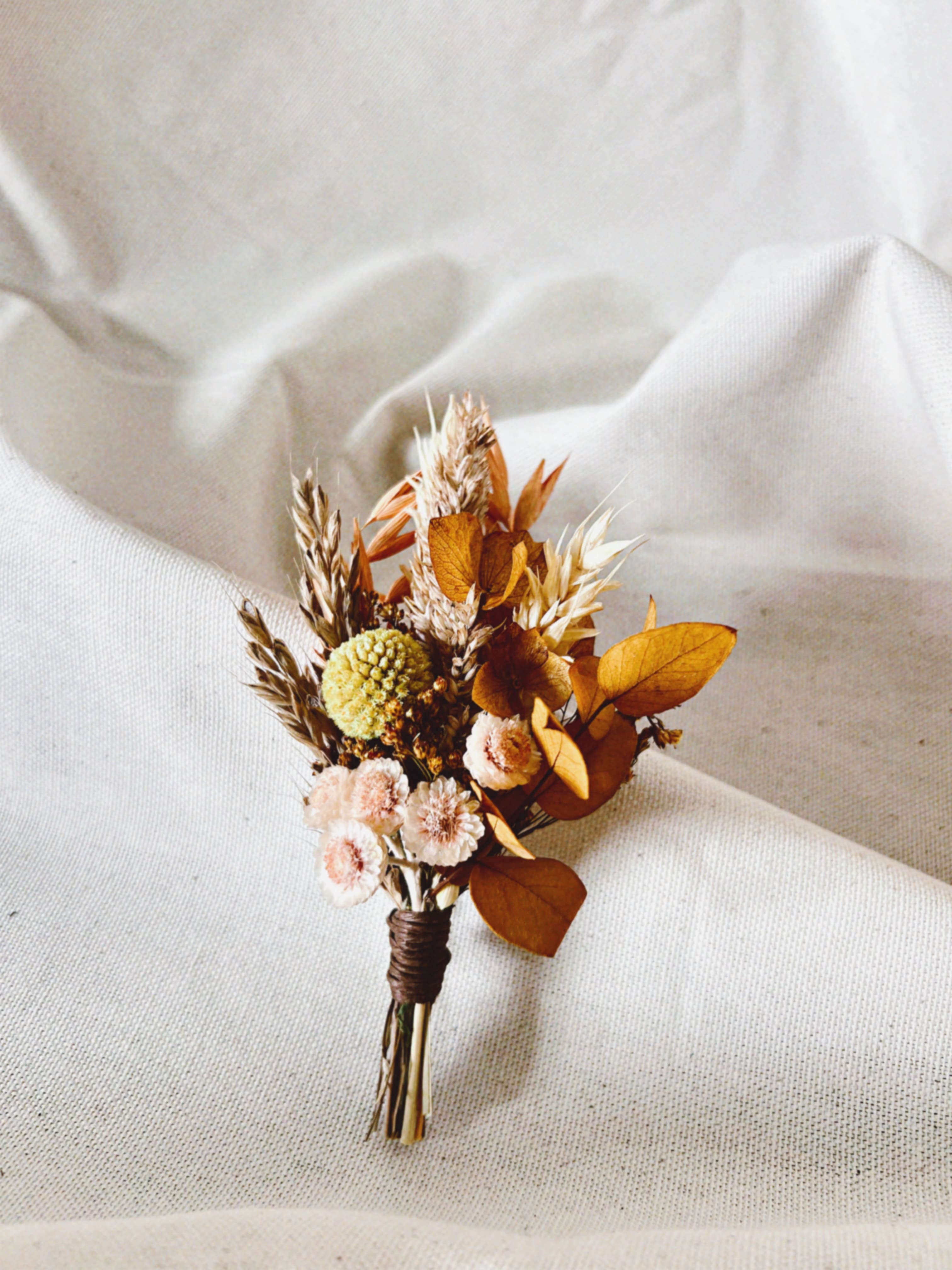lherbefolle-fleuriste-nantes-mariage-boutonniere-jaune-01.jpg