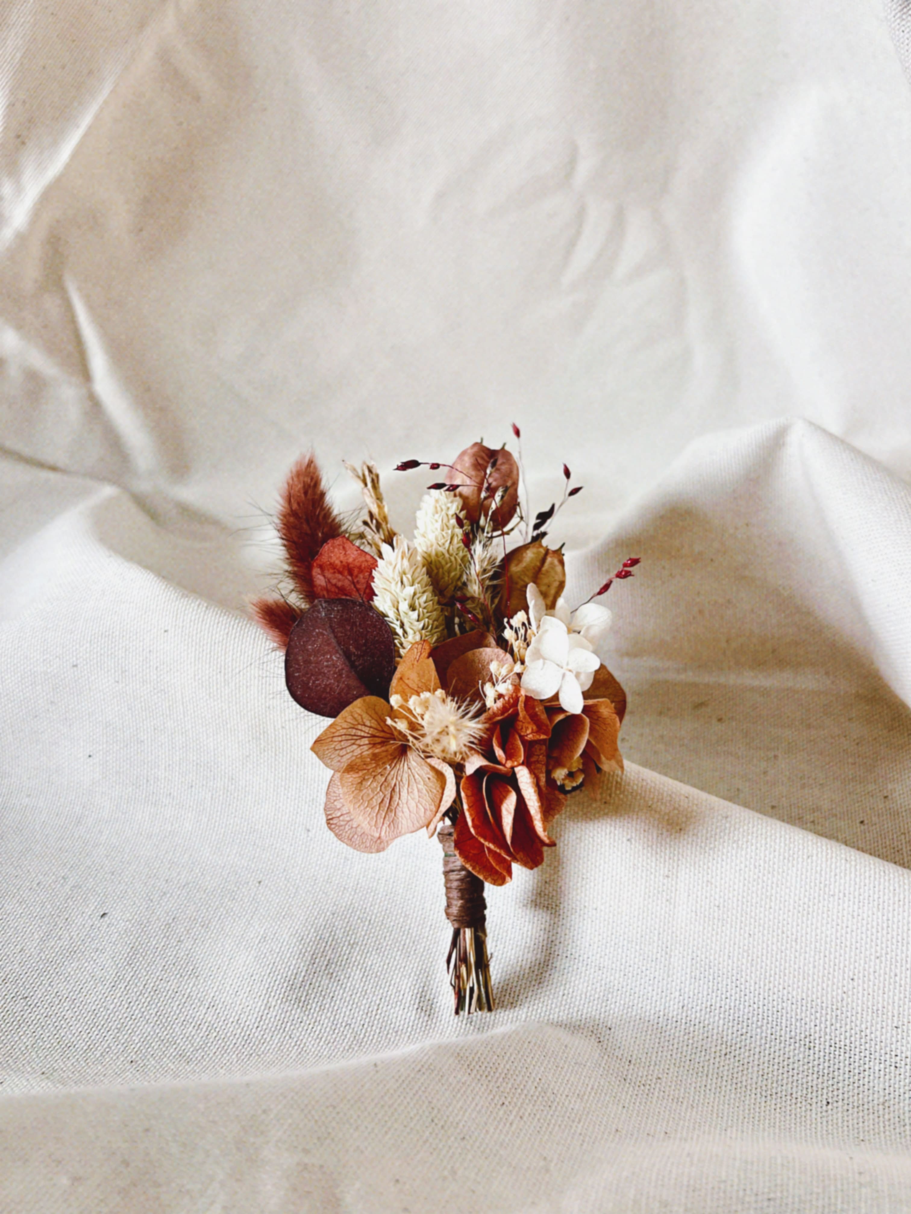 lherbefolle-fleuriste-nantes-mariage-boutonniere-terracotta.jpg