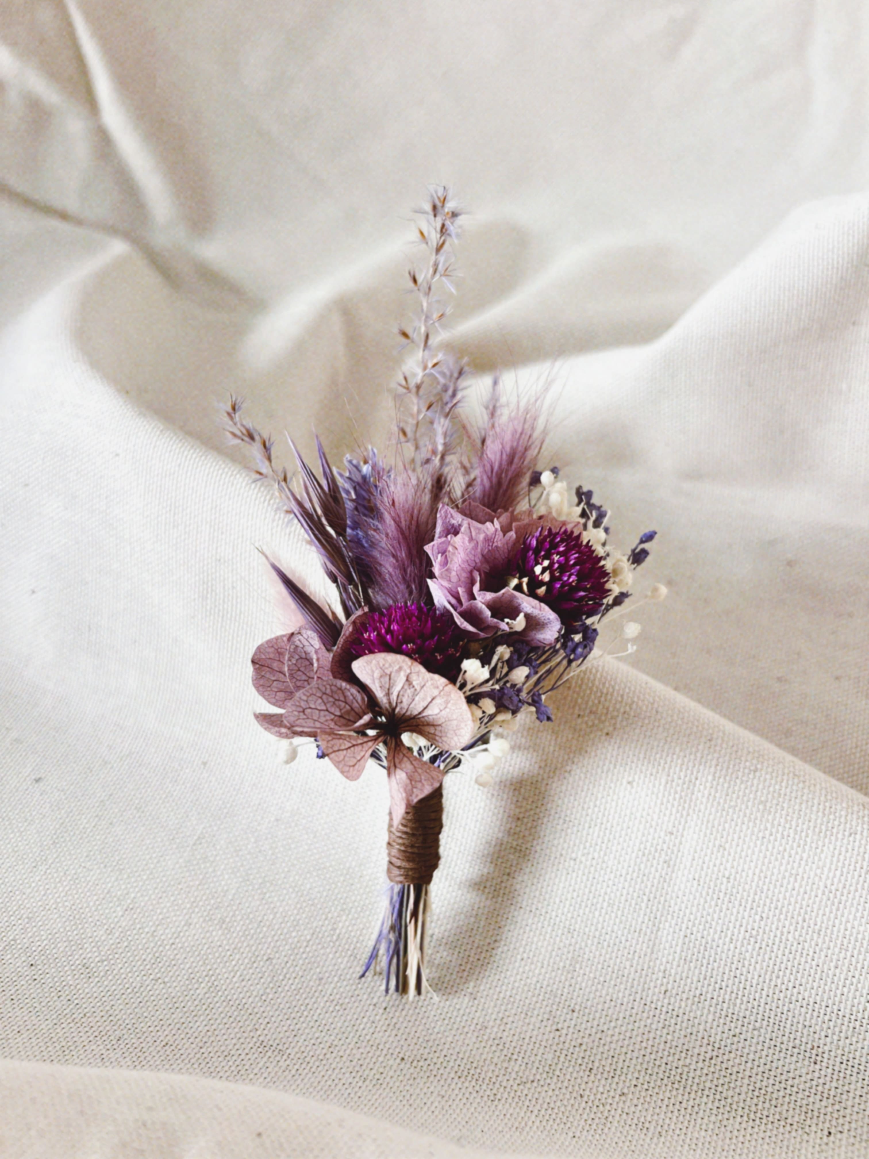 lherbefolle-fleuriste-nantes-mariage-boutonniere-violet.jpg