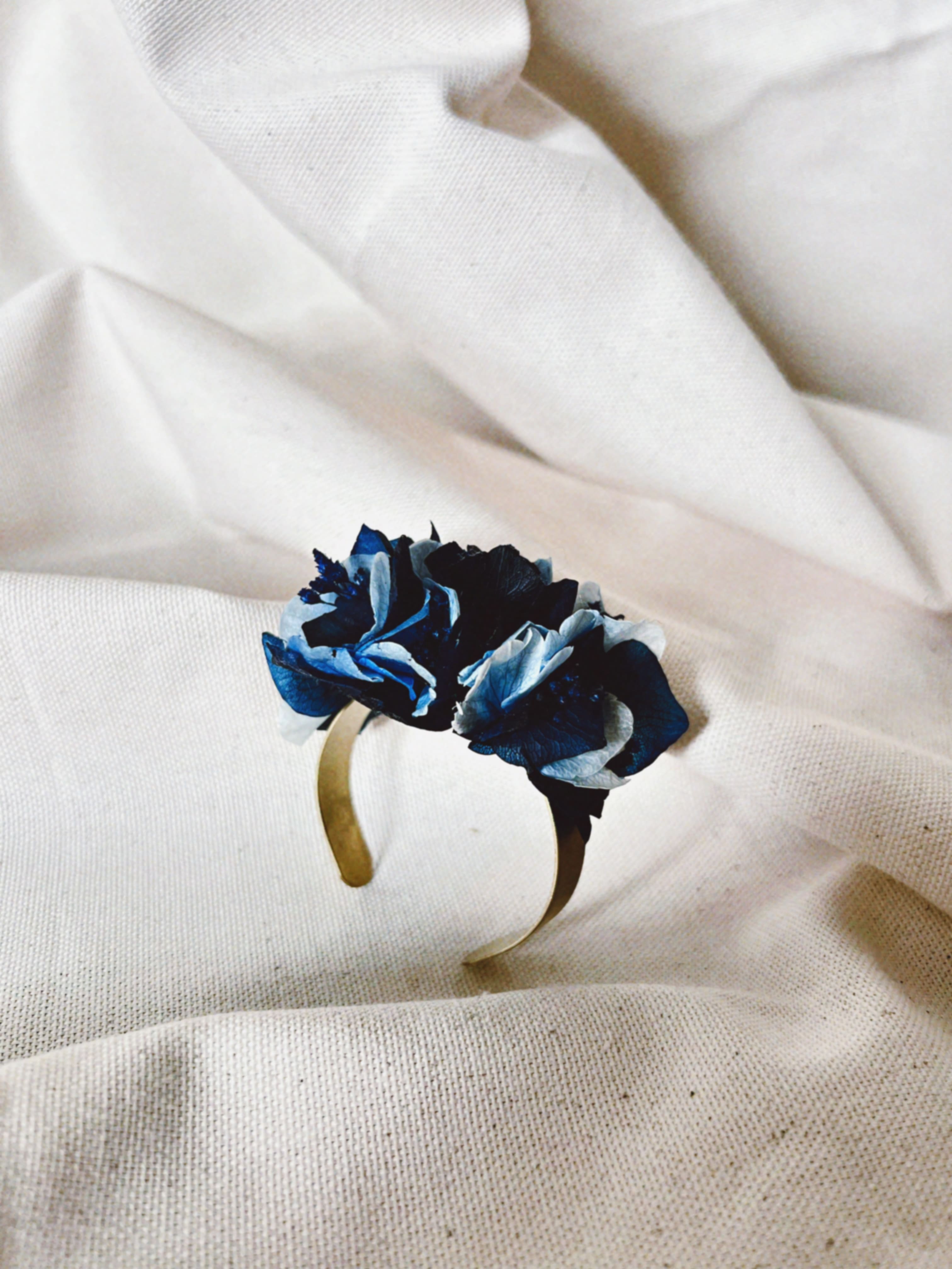 lherbefolle-fleuriste-nantes-mariage-bracelet-bleu-03.jpg