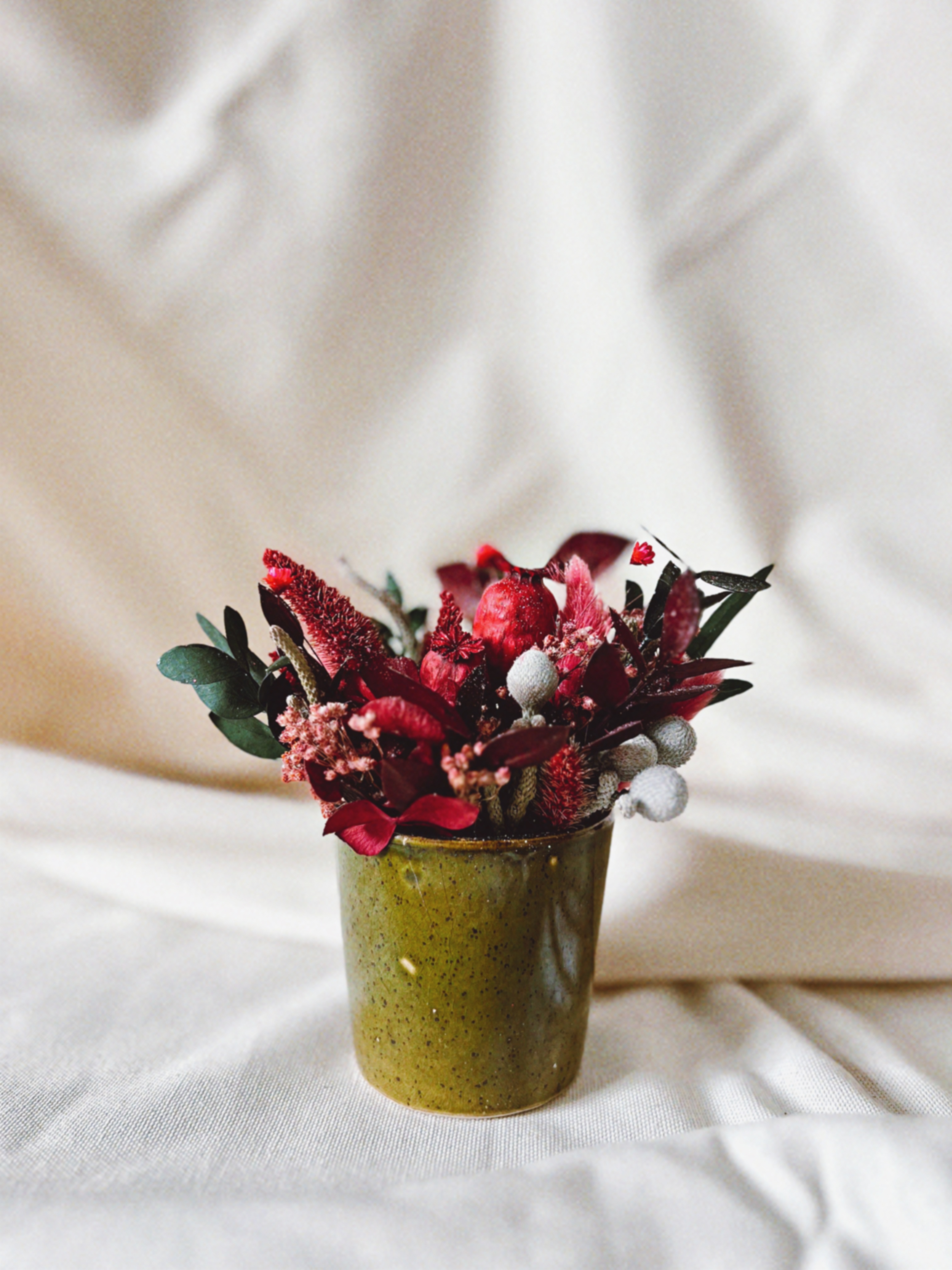 Composition de fleurs & Pot en grès vintage chiné 
